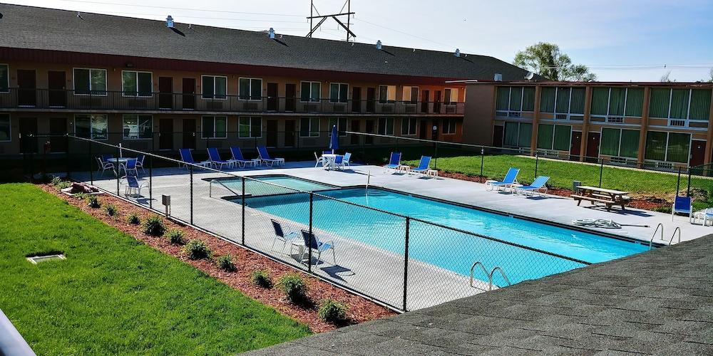 Quality Inn & Suites Ogallala Bagian luar foto