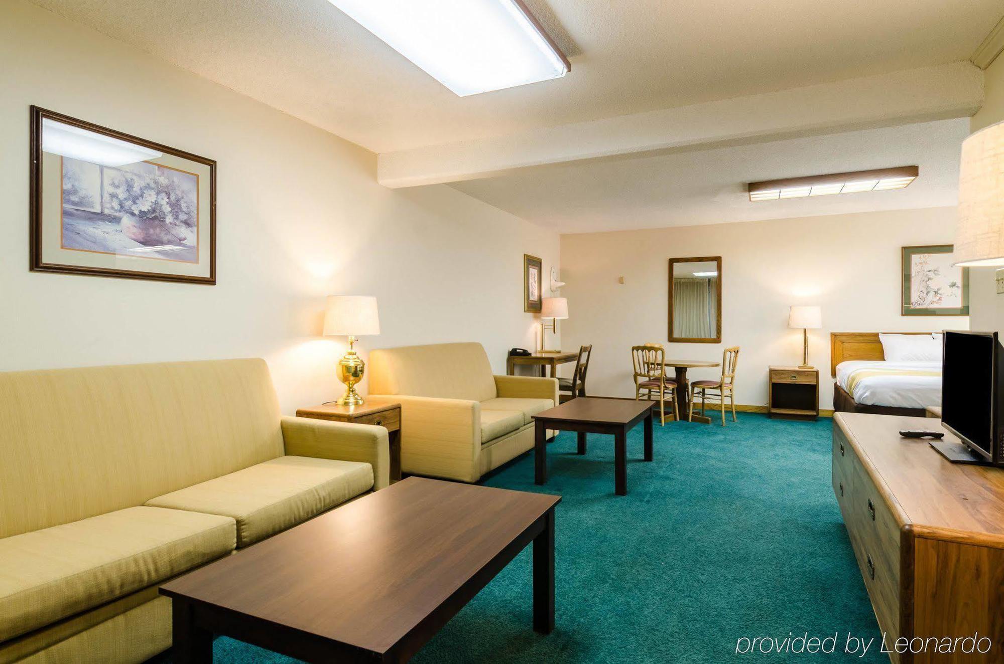 Quality Inn & Suites Ogallala Bagian luar foto