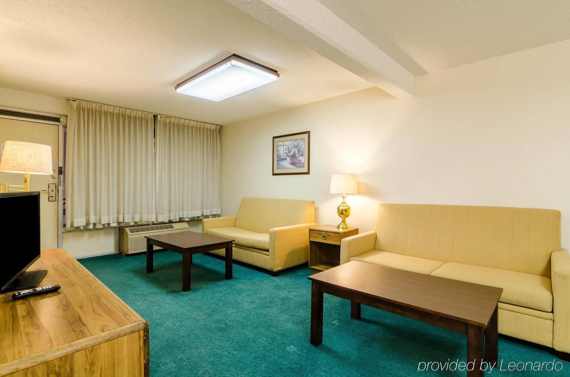 Quality Inn & Suites Ogallala Bagian luar foto